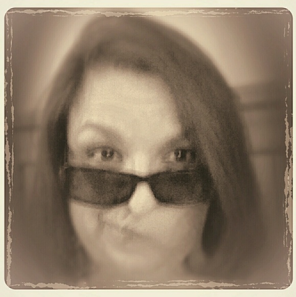 Meet your Posher  - Yvette - - Picture 2 of 6